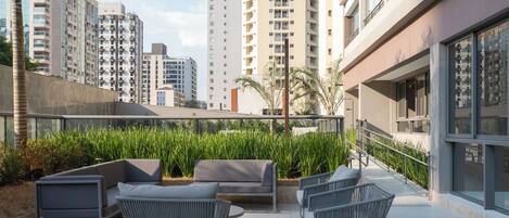 Inomhuspool, utomhuspool, parasoller och solstolar