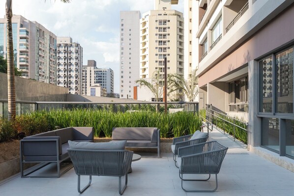 室內游泳池和室外游泳池，提供泳池遮陽傘和日光浴躺椅