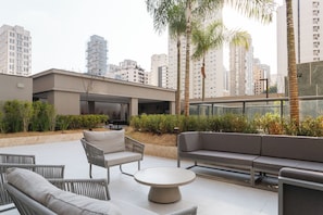 Piscina interna, piscina externa, guarda-sóis, espreguiçadeiras