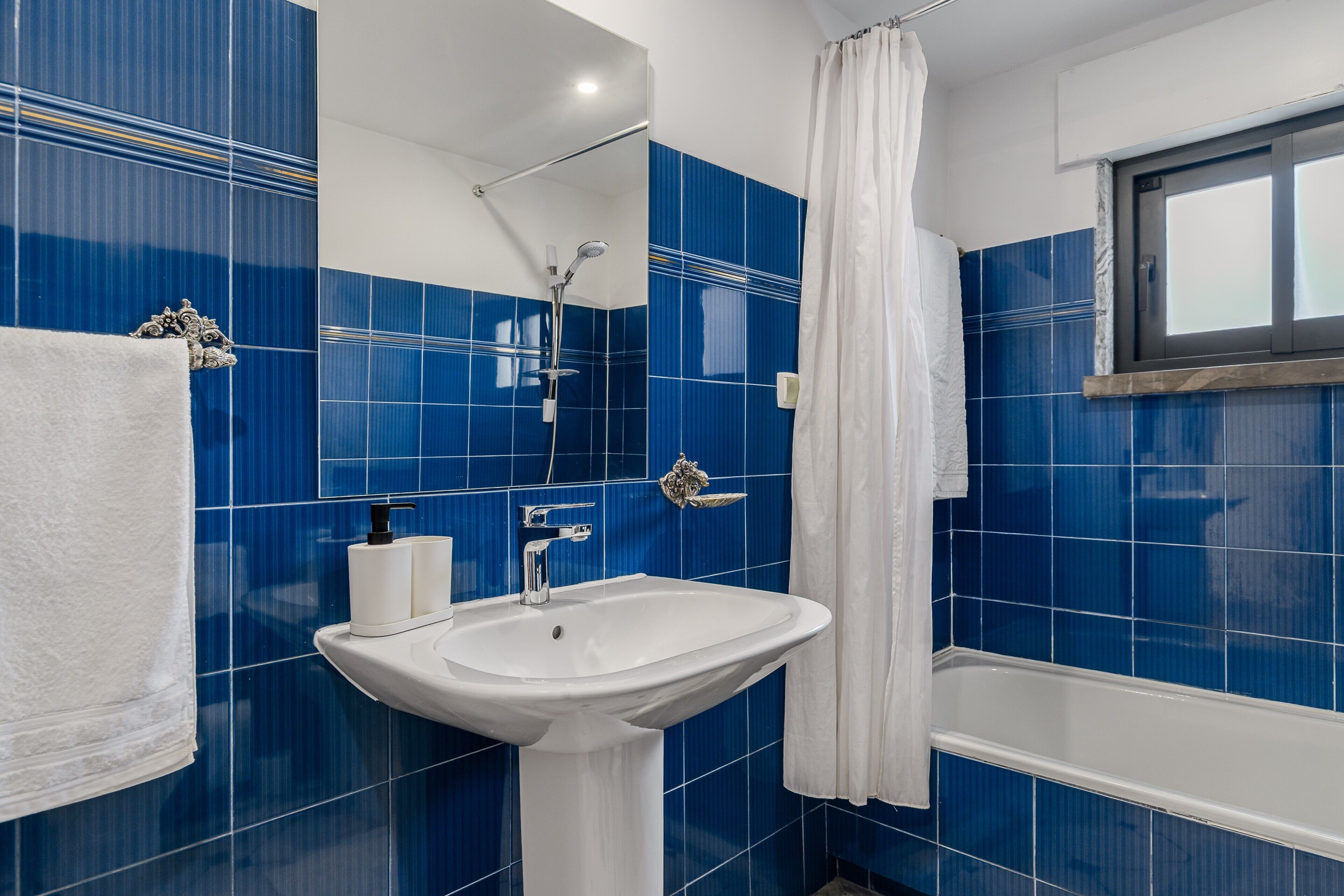 Een douche, een haardroger, handdoeken