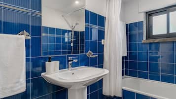 Een douche, een haardroger, handdoeken