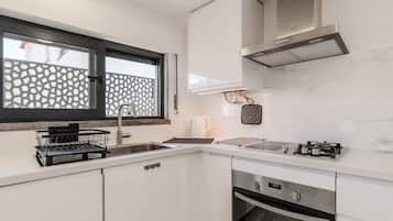 Jääkaappi, mikroaaltouuni, uuni, liesi