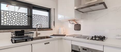 Kylskåp, mikrovågsugn, ugn och spishäll