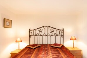 1 bedroom, iron/ironing board, WiFi - Gîte 'Gite Iago' with Private Terrace, Shared Garden and Wi-Fi (Larée)