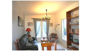 TV, DVD player - Gîte 'Gite Isis' with Private Terrace, Shared Garden and Wi-Fi (Larée)