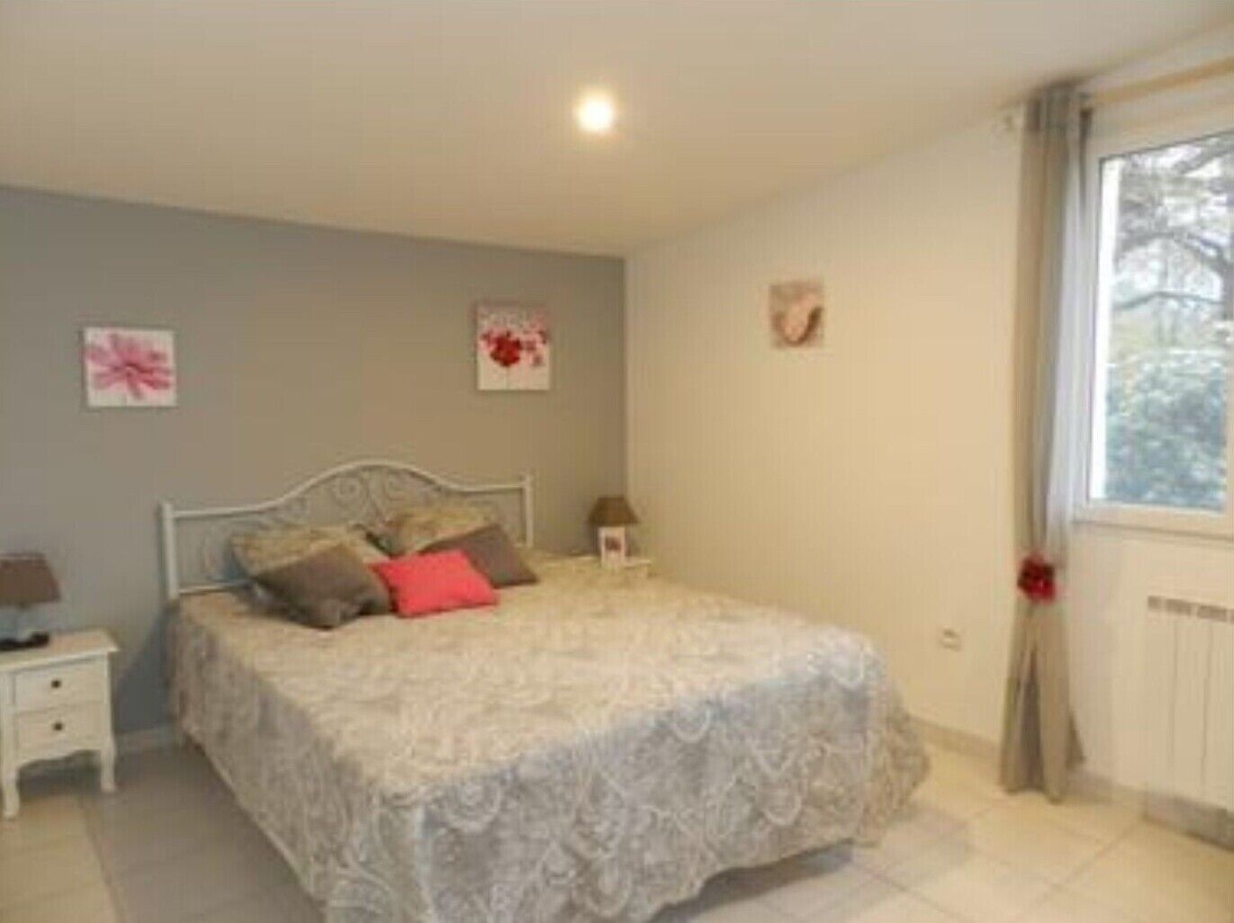 1 slaapkamer, een strijkplank/strijkijzer, wifi