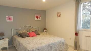 1 slaapkamer, een strijkplank/strijkijzer, wifi