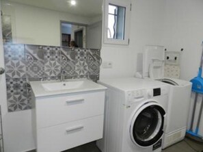 Interior - Gîte 'Gite Isis' with Private Terrace, Shared Garden and Wi-Fi (Larée)