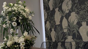 A dining table with a floral centerpiece, two books, and a modern pendant light. - Casa Almika Sparano (Bari)