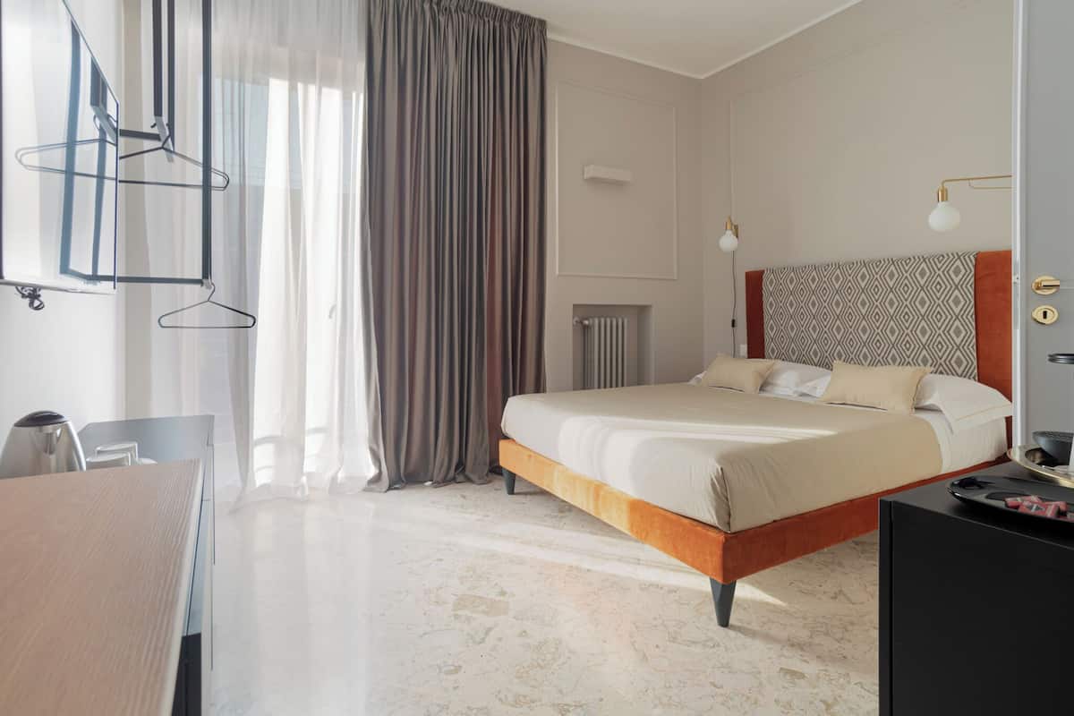 Quarto casal luxo, sacada, vista para a cidade | Escrivaninha, ferros/tábuas de passar roupa, Wi-Fi de cortesia