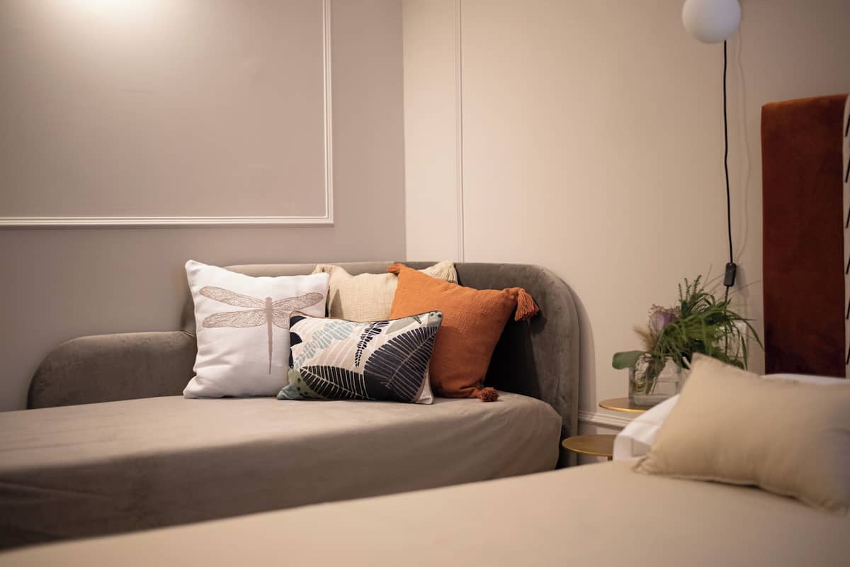 Quarto triplo, sacada, vista para o pátio | Escrivaninha, ferros/tábuas de passar roupa, Wi-Fi de cortesia