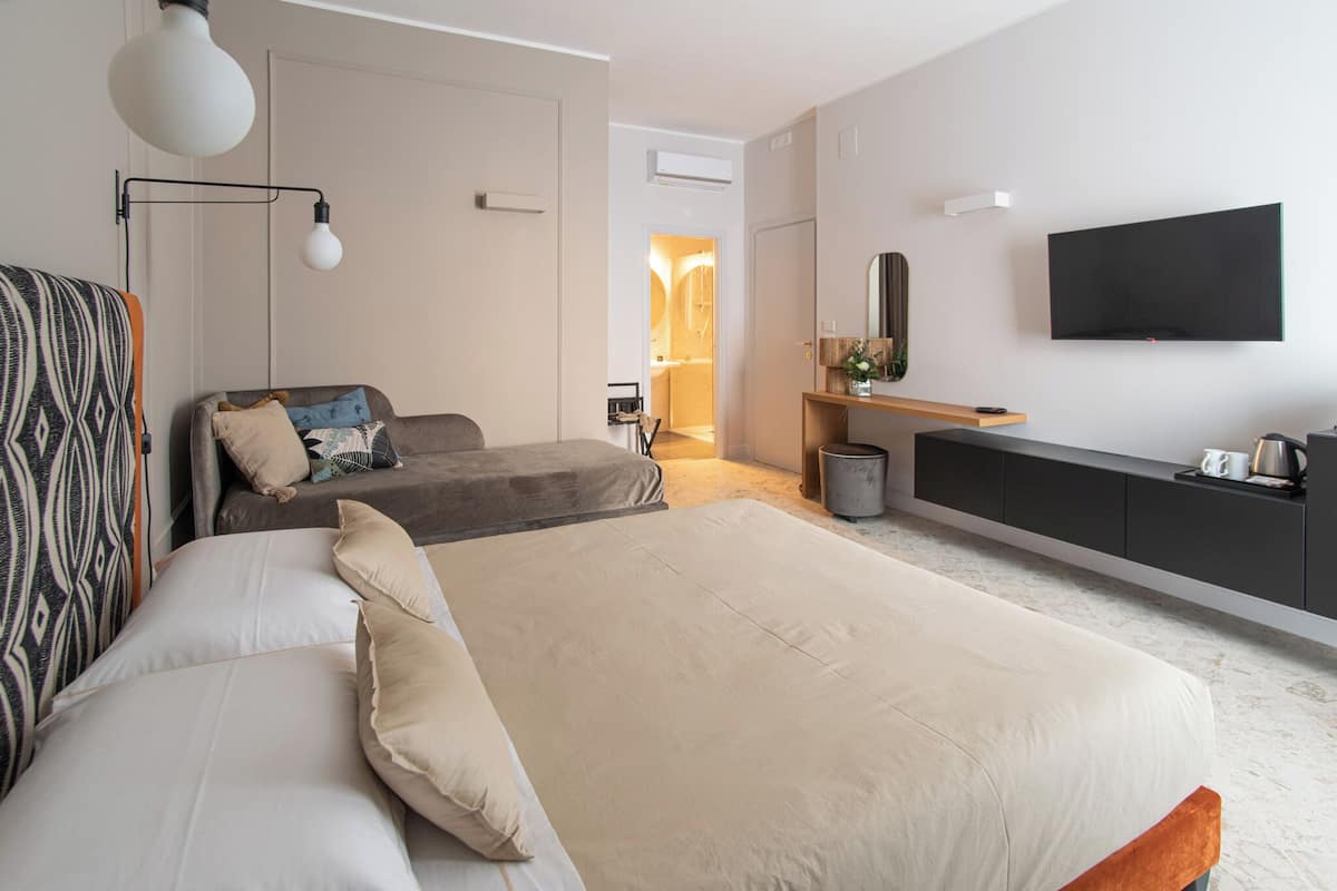 Quarto triplo luxo, sacada, vista para o pátio | Escrivaninha, ferros/tábuas de passar roupa, Wi-Fi de cortesia