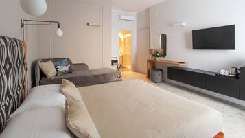 Deluxe-Dreibettzimmer, Balkon, Blick auf den Innenhof