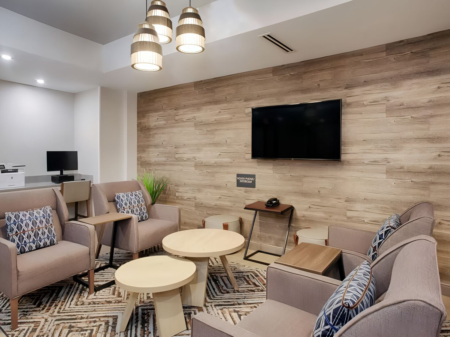 Enjoy Convenient Location At Clean, Comfortable Suite W/ Fully Equipped Kitchen - Warren, MI