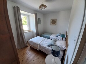 4 bedrooms, iron/ironing board, WiFi