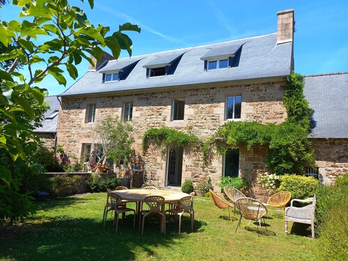 Dans un grand parc arboré "La ferme familliale de Kerabram" 8 personnes