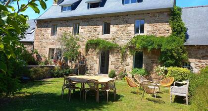 Dans un grand parc arboré "La ferme familliale de Kerabram" 8 personnes