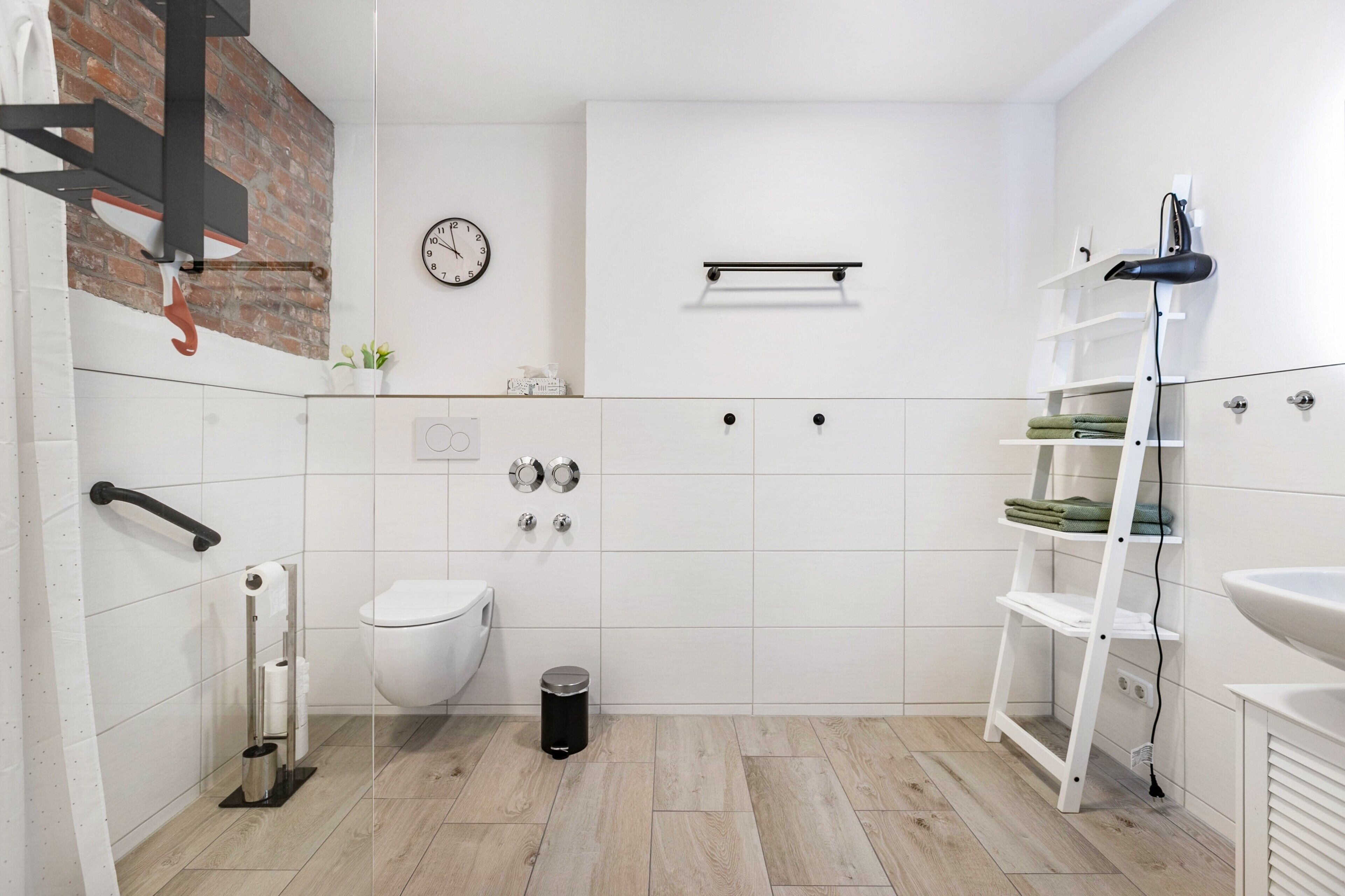 Dusche, Haartrockner, Handtücher