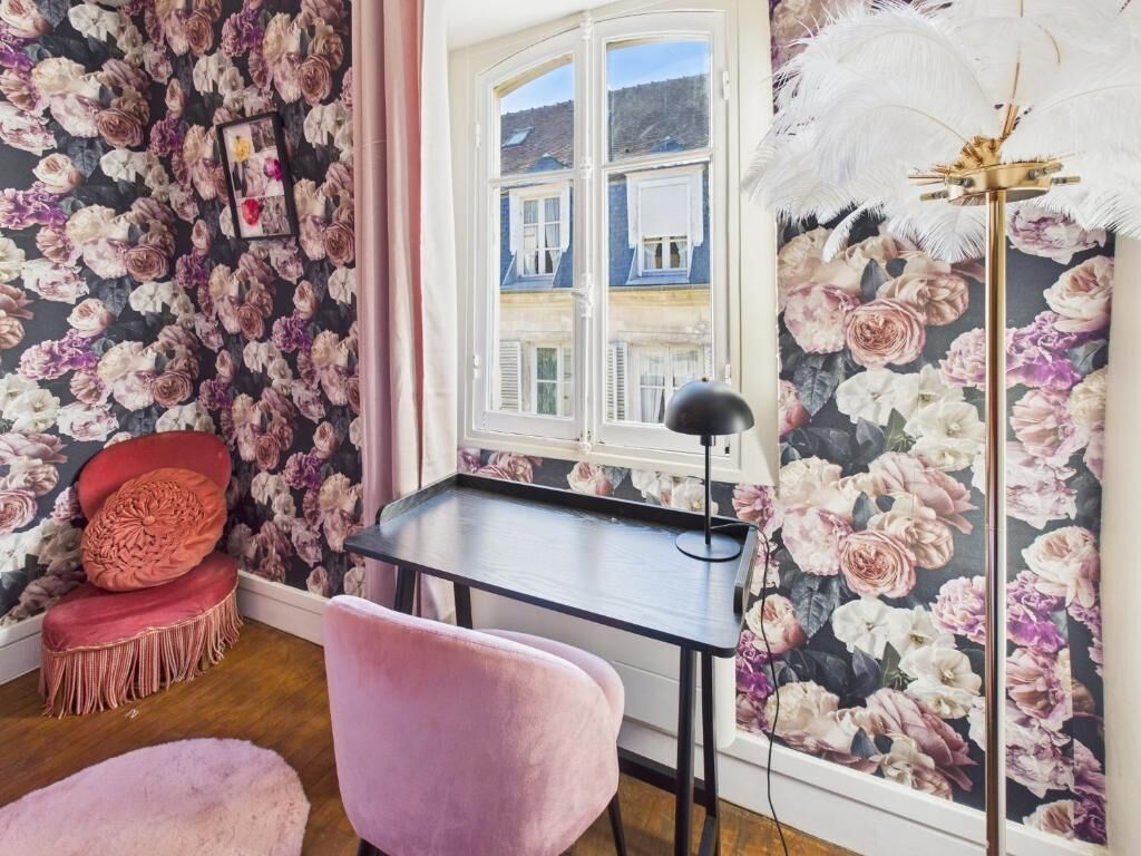 Habitación económica, vista a la ciudad | Área de sala de estar