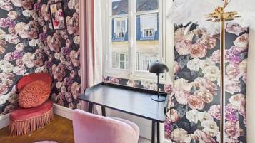 Economy Room, City View | Living area