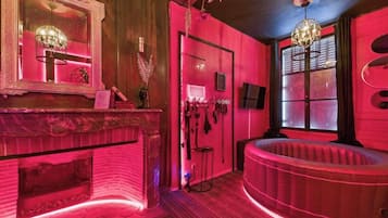 Habitación romántica, vista a la ciudad | Tina de hidromasaje privada