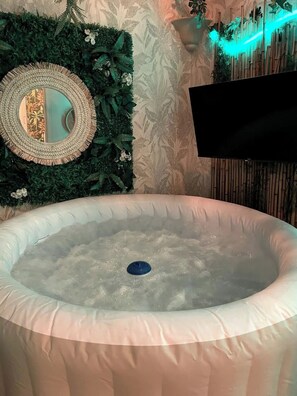 Comfort Room, City View | Private spa tub