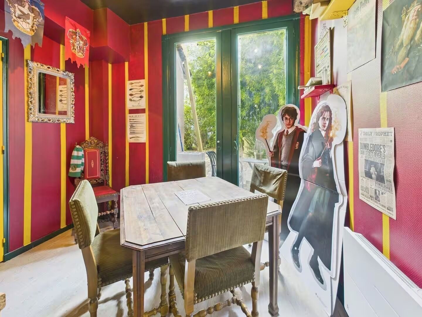 Standard Room, City View | Dining room