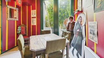 Standard Room, City View | Dining room