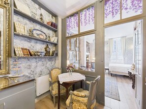 Chambre, vue ville | Coin séjour