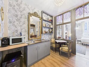 Basic-Zimmer, Stadtblick | Esszimmer