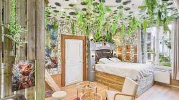 Deluxe Room, City View | Living area