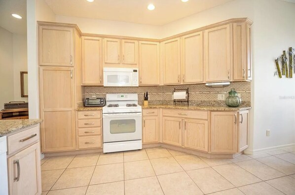 Køleskab, mikrobølgeovn, ovn, kogeplade