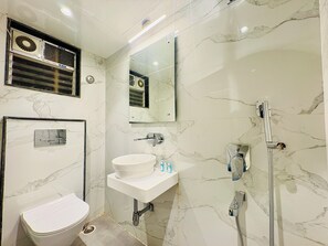 Ducha, cabezal de ducha tipo lluvia, toallas, jabón