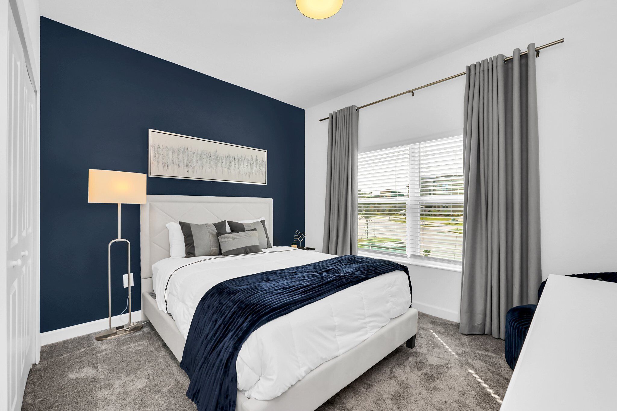 5 soverom, skrivebord, strykejern/-brett og reiseseng for barn