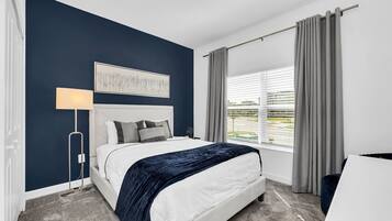 5 soverom, skrivebord, strykejern/-brett og reiseseng for barn