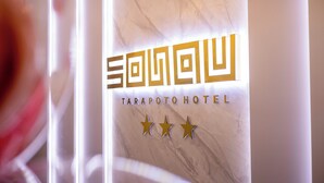 A sign with the name "Tarapoto Hotel" and three gold stars. - SONQU TARAPOTO HOTEL  (Tarapoto)