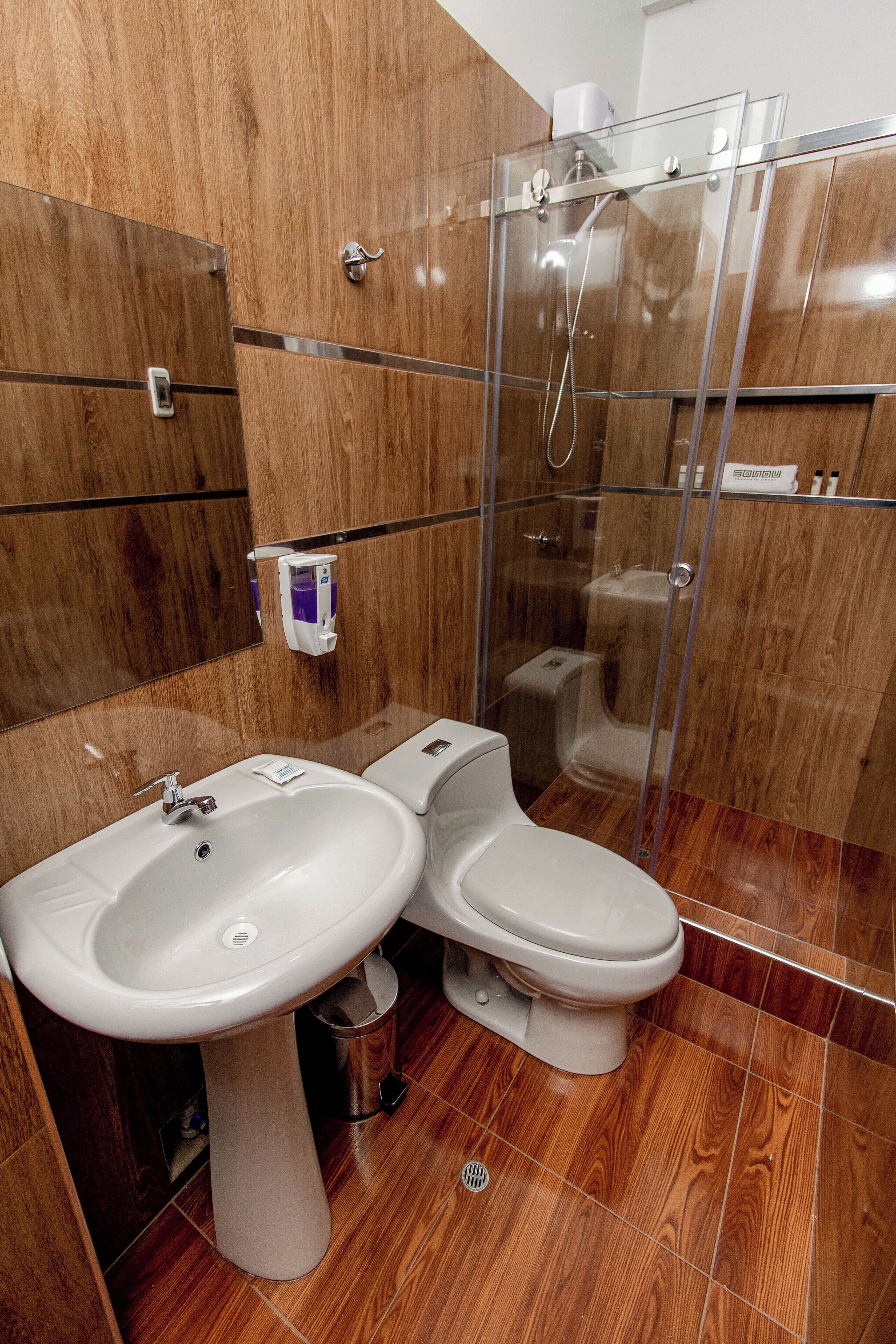 Habitación doble superior, patio, vista al jardín | Baño | Regadera, secadora de cabello, toallas, jabón 