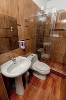 Habitación doble superior, patio, vistas al jardín | Baño | Ducha, secador de pelo, toallas y jabón