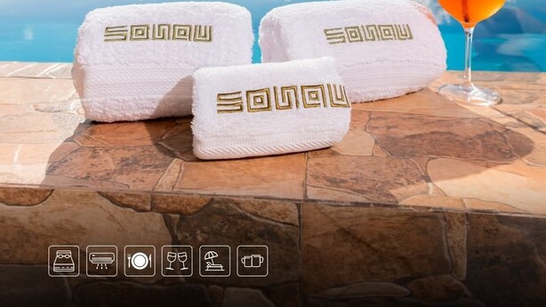 A poolside setting with towels and a drink, and text indicating a relaxing atmosphere. - SONQU TARAPOTO HOTEL  (Tarapoto)
