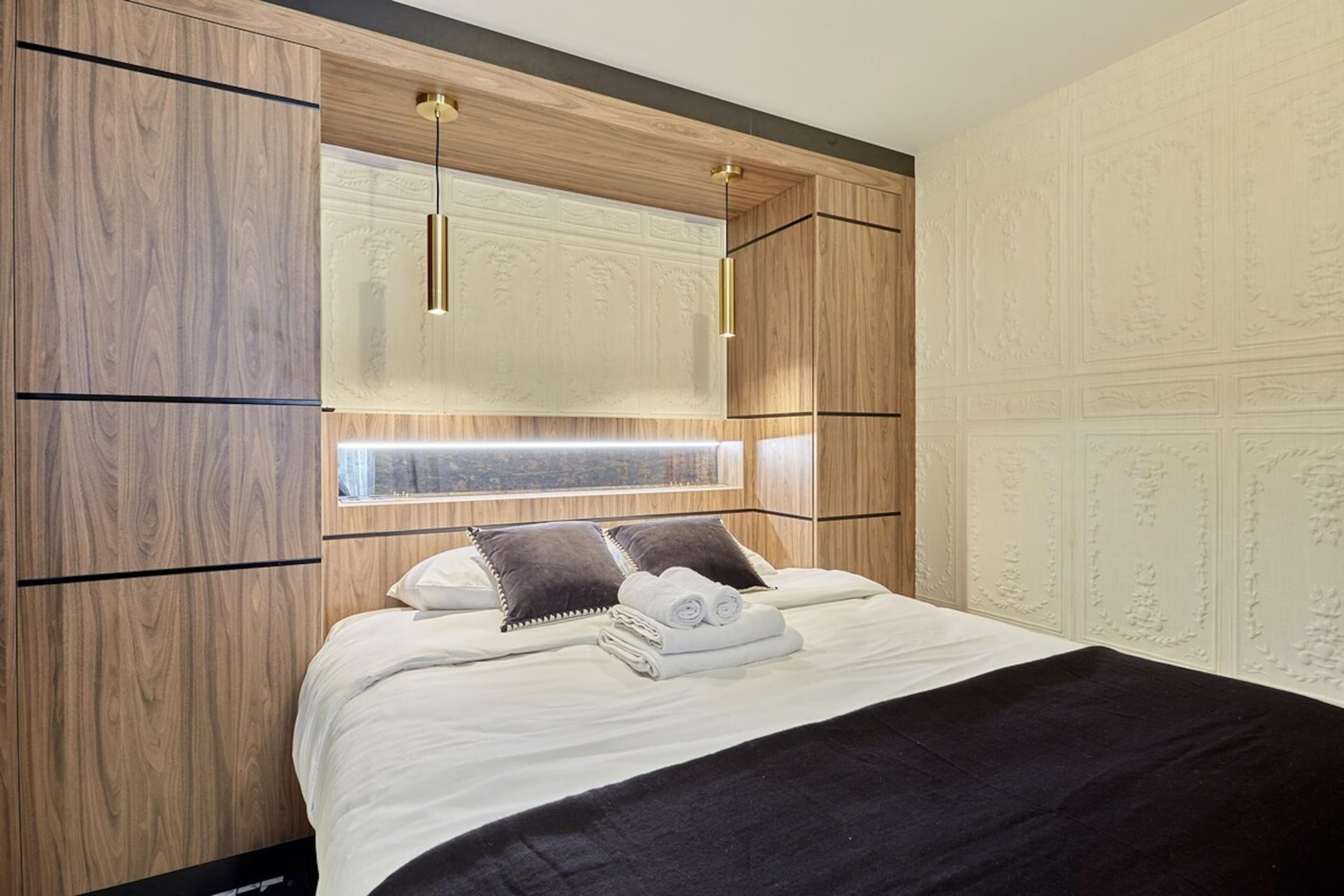 Apartment | Laptop workspace, iron/ironing board, bed sheets