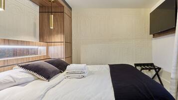 Appartement | Espace de travail pour ordinateur portable, fer et planche Ă repasser