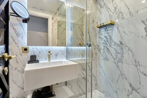 Apartment | Bathroom | Hair dryer, soap, shampoo - Superb Studio AC Louvre Palais Royal (Paris)