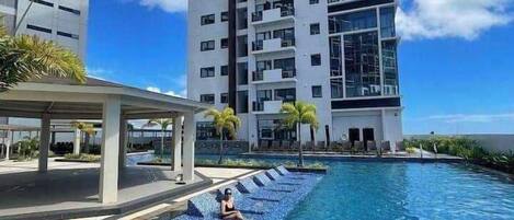 3 piscines extérieures