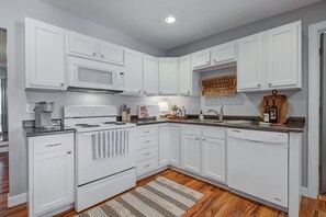 Four Ă micro-ondes, un four, surface de cuisson, lave-vaisselle