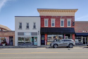 Exterior - Charming Downtown Retreat for Weddings, Weekends & Outdoor Fun! (Delano)