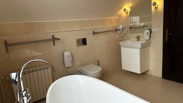 Bañera con ducha, secador de pelo, pantuflas, toallas