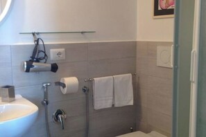 Shower, hair dryer, bidet, towels - La casa sul Mare Ostia Lido (Lido di Ostia)