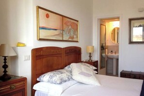 2 makuuhuonetta, työpöytä, silitysrauta/-lauta, ilmainen Wi-Fi