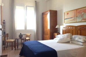 2 chambres, bureau, fer et planche à repasser, accès au Wi-Fi (inclus)