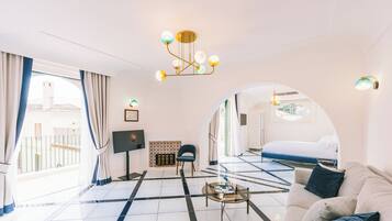 Superior-Vierbettzimmer, Stadtblick | Zimmersafe, Verdunkelungsvorhänge, Bügeleisen/Bügelbrett